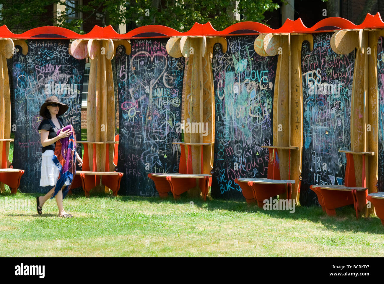 Besucher zum historischen Gouverneur s Island in den Hafen von New York anzeigen der Tempel der Wahrheit-Kunstwerk Stockfoto