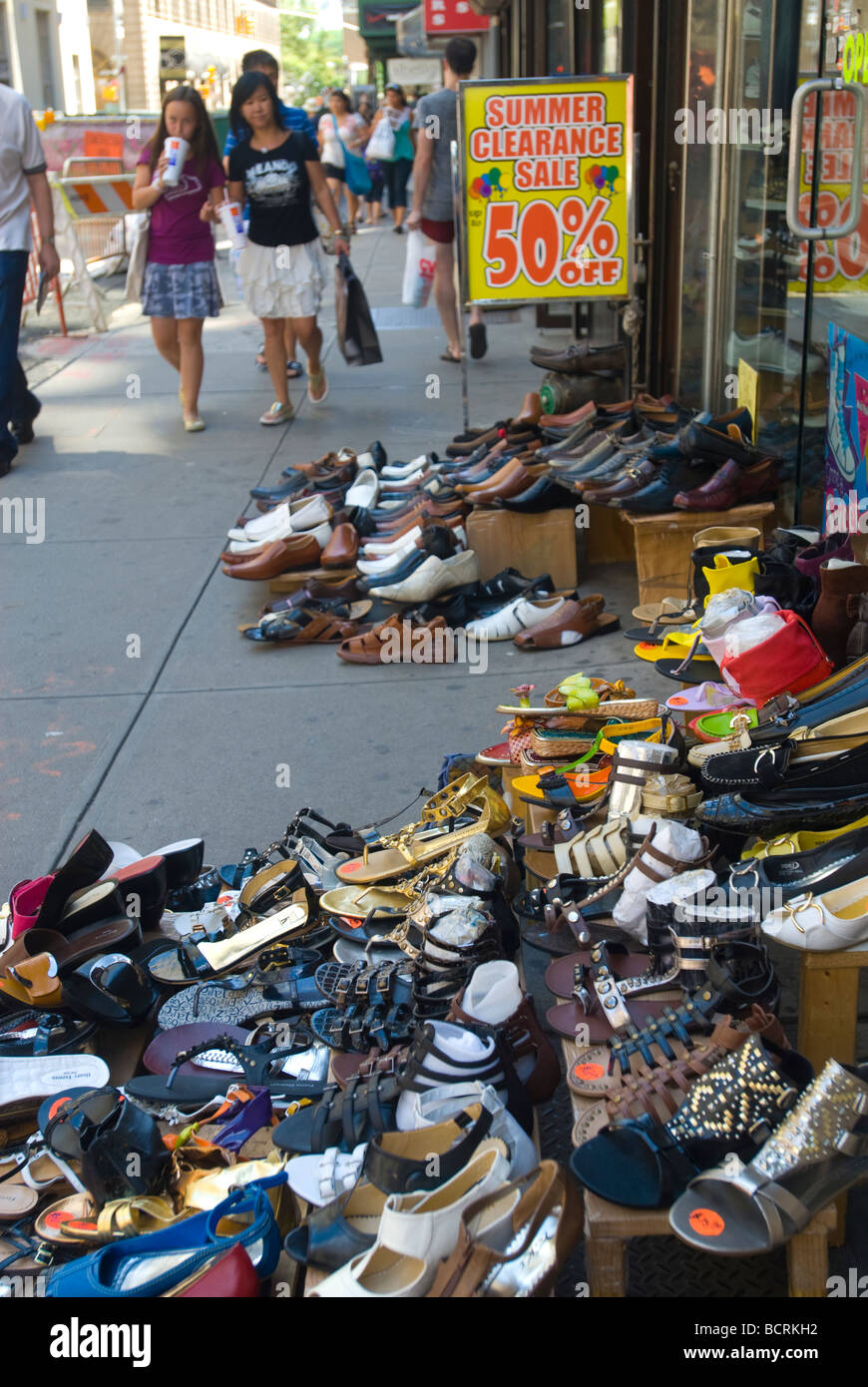 Käufer übergeben ein Schuhgeschäft an der Fulton Street in Lower Manhattan in New York Stockfoto