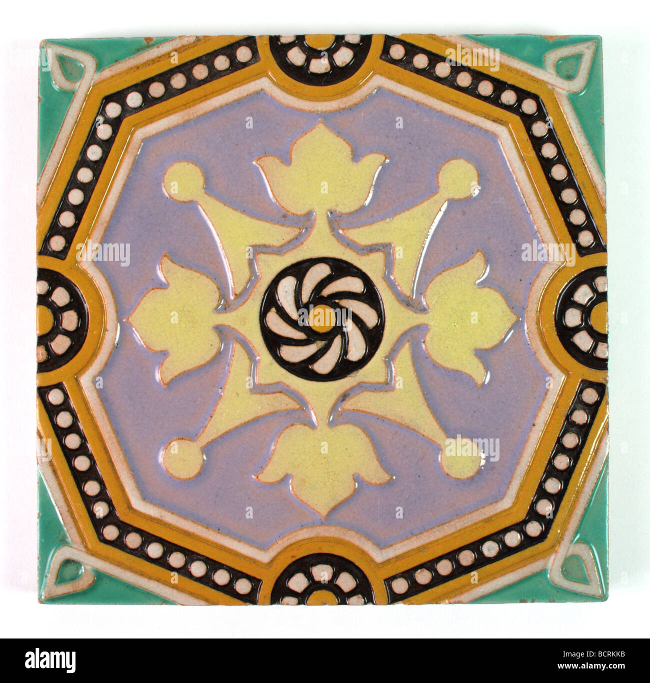 Stilvolle Maw & Co. Majolika glasierten Fliesen dekoriert im Relief mit einem neugotischen Design, gefertigt um 1870. 6 Zoll im Quadrat Stockfoto