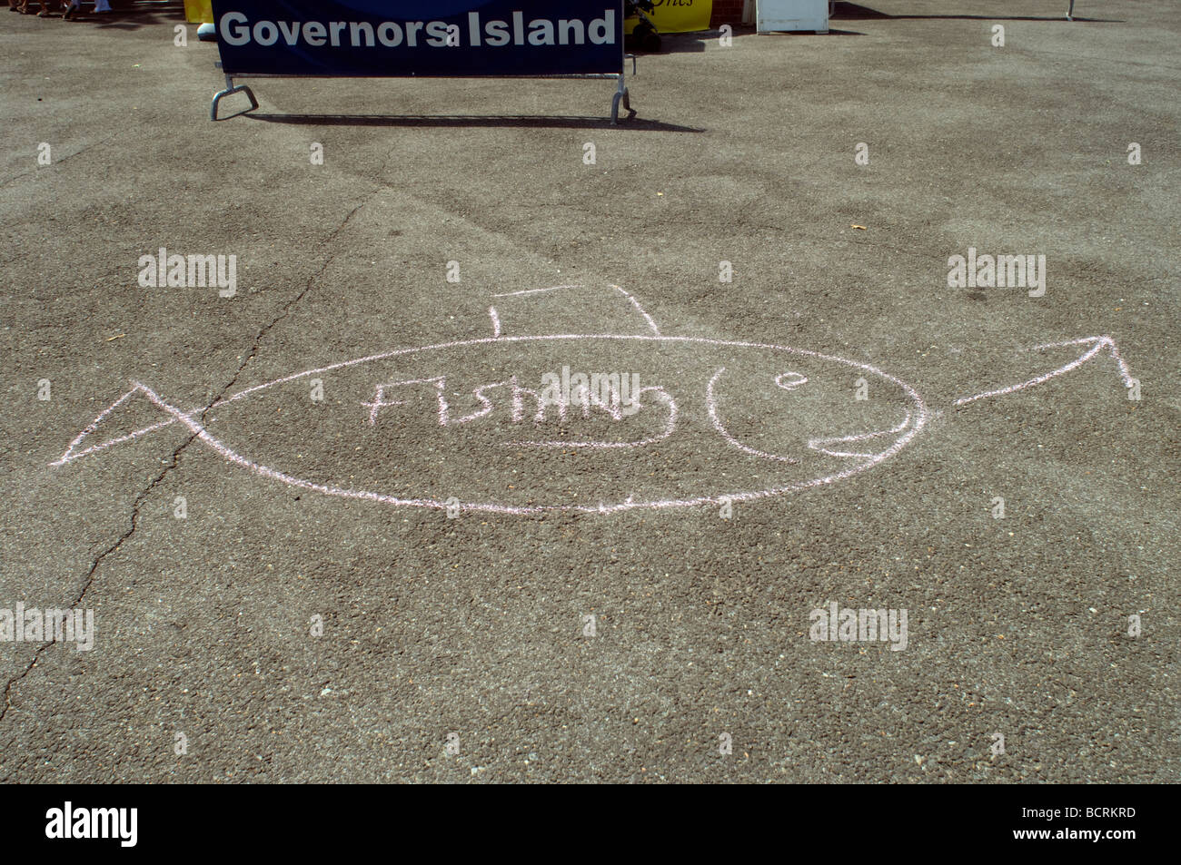 Eine Zeichnung eines Fisches weist den Weg zum Angeln auf historischen Gouverneur s Island in den Hafen von New York Stockfoto