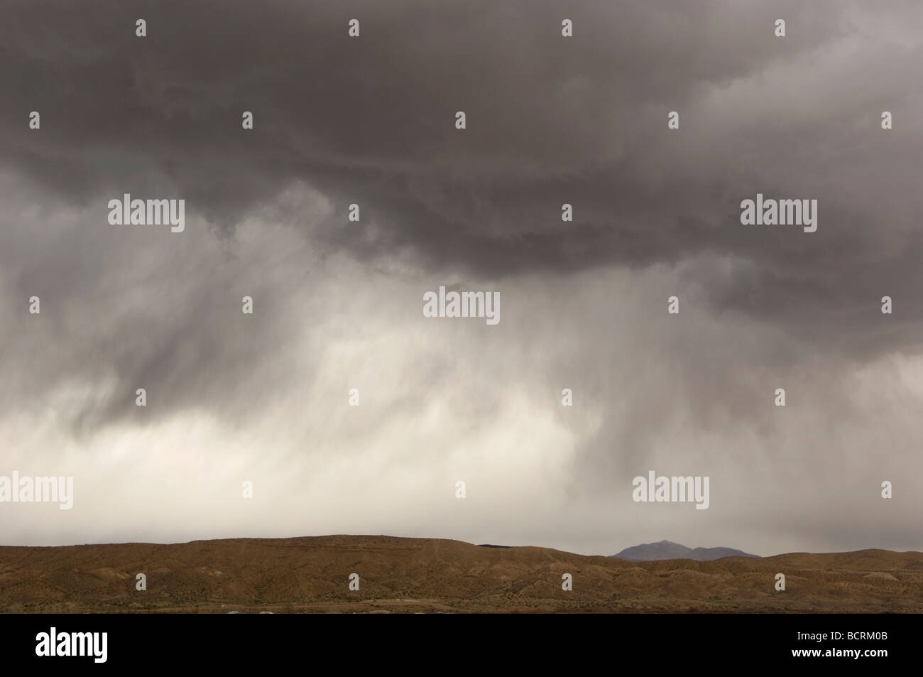 Gewitterwolken über der Wüste Stockfoto