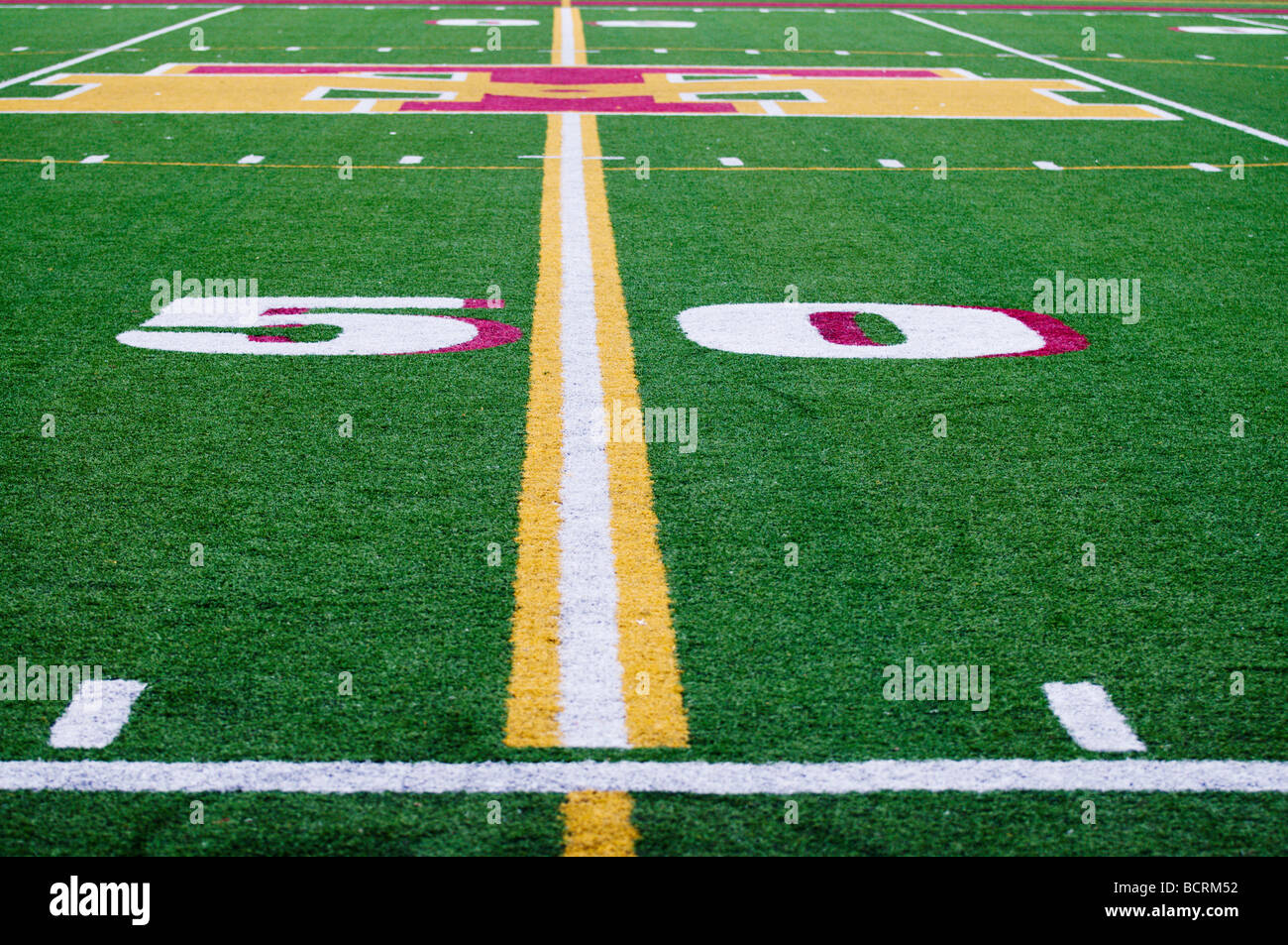 50-Yard-Linie auf einem amerikanischen High-School-Fußball-Spielfeld. Stockfoto