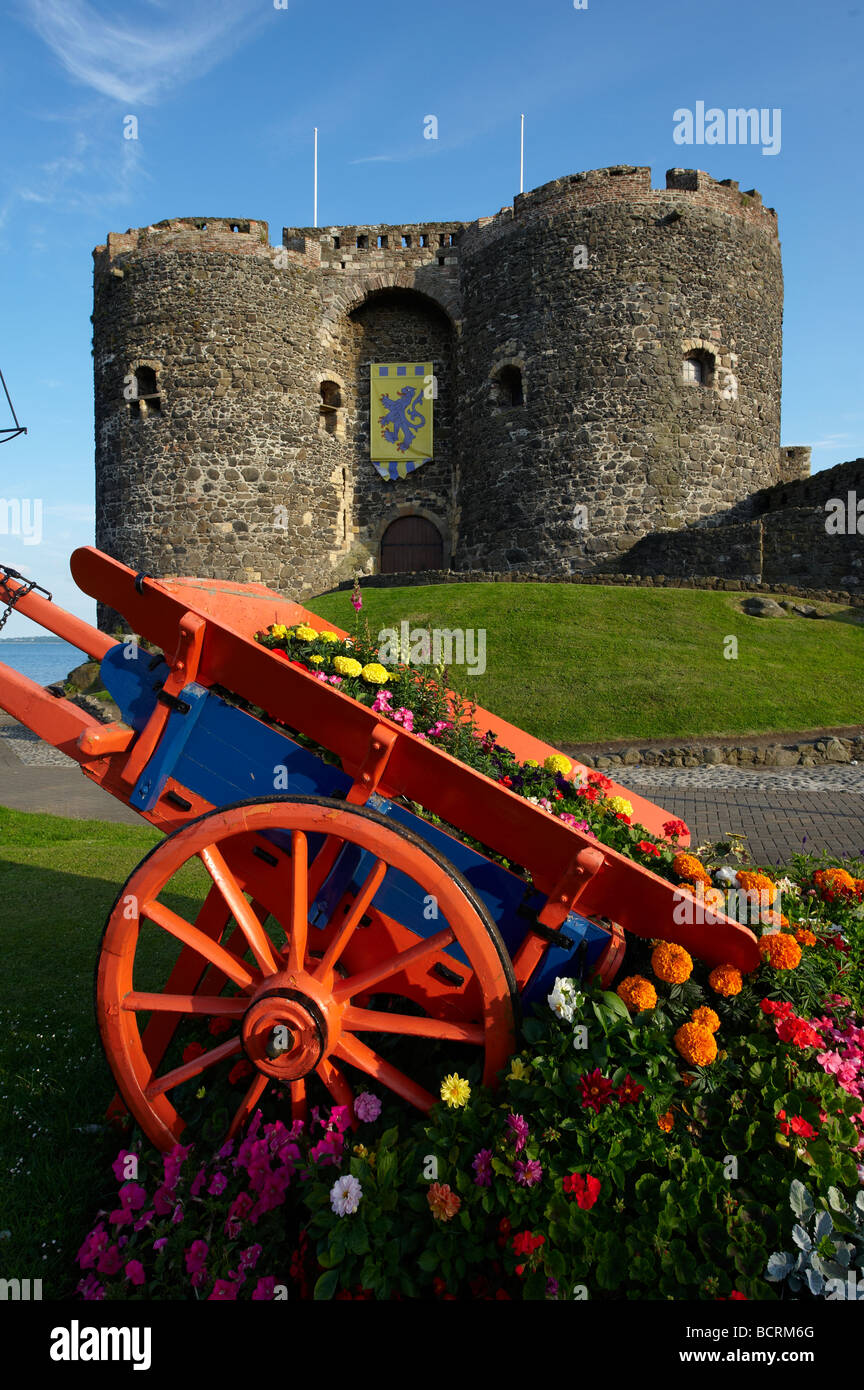 Carrickfergus Castle liegt am Ufer von Belfast, von John de Courcy 1177 als sein Hauptquartier errichtet, nachdem er Geschäftsgebäuden erobert Stockfoto