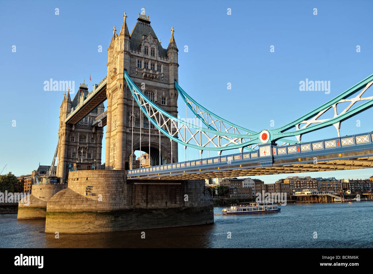 Tower Bridge London England UK Europa aus dem Osten fangen die untergehende Sonne an einem klaren Abend Stockfoto