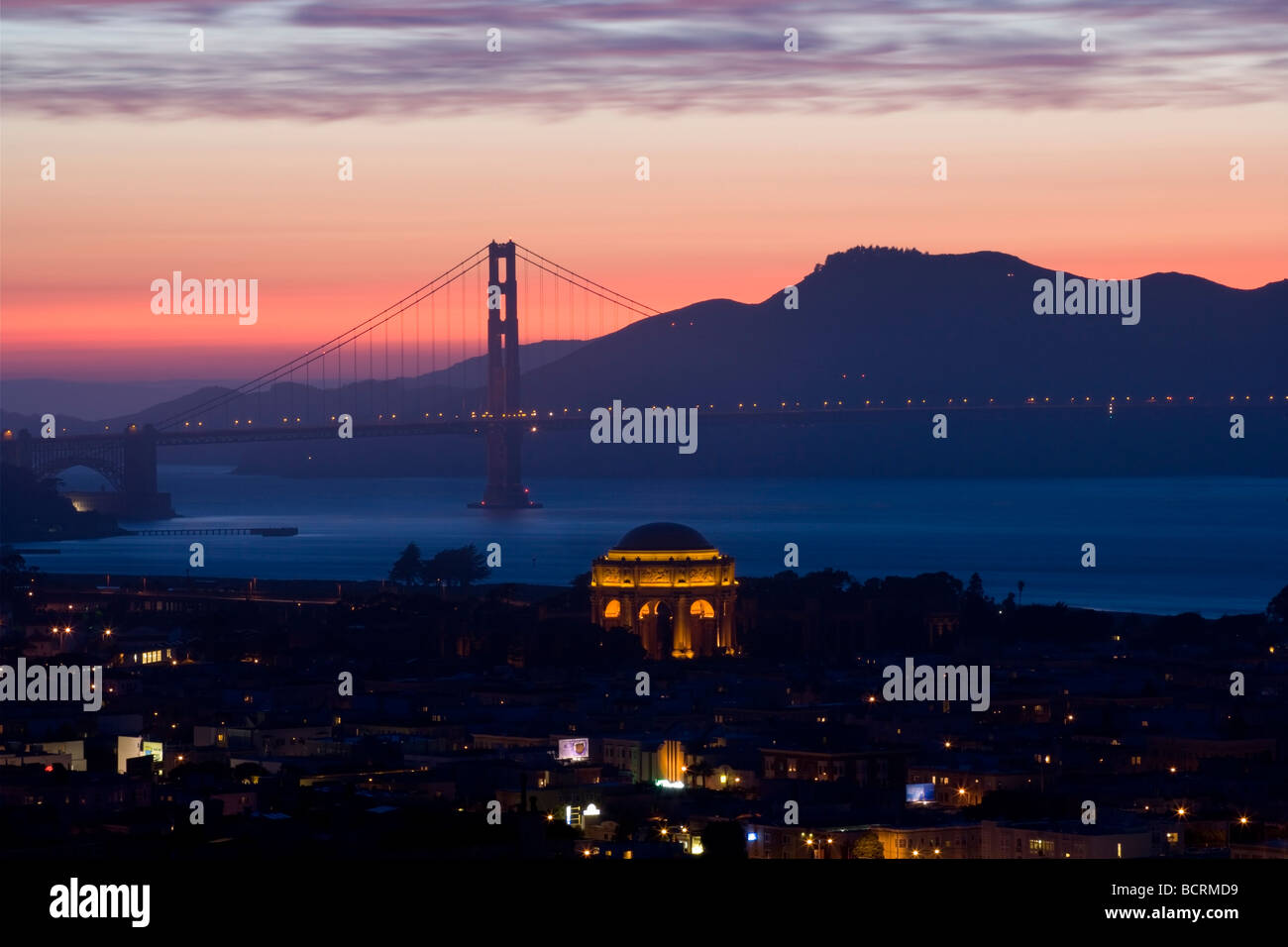 Sonnenuntergang mit der Golden Gate Bridge Exploratorium und Marin headlands Stockfoto