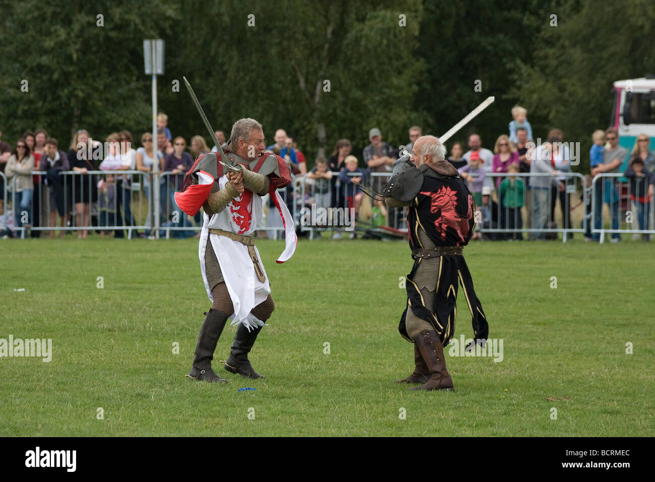 Kämpfender ritter schwerterkkampf -Fotos und -Bildmaterial in hoher ...