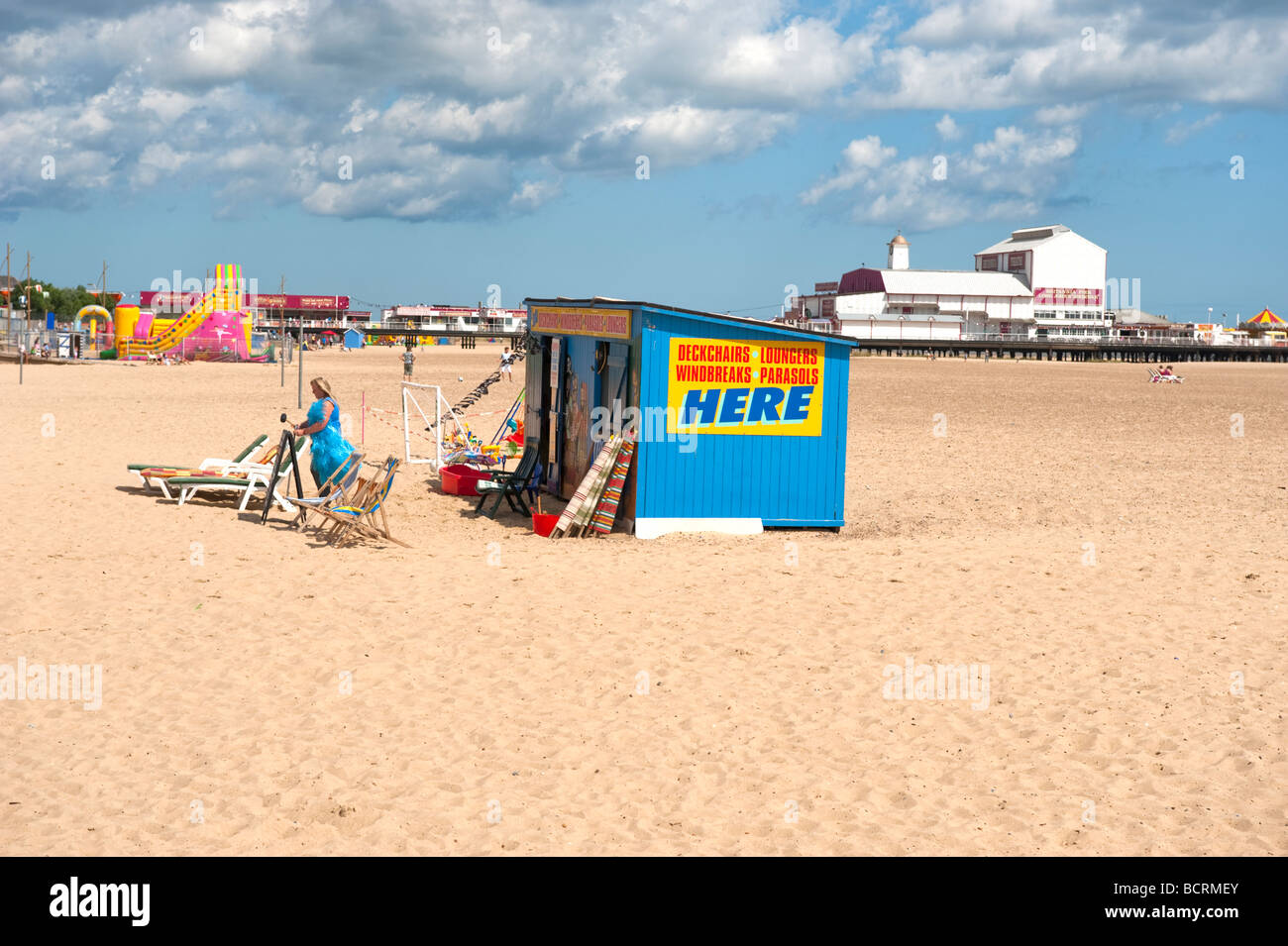 Einen Liegestuhl mieten Stall am Strand. Stockfoto