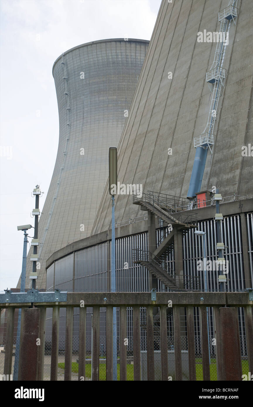 Kühltürme des Kernkraftwerks Gundremmingen in Bayern, Deutschland. Kühltürme Kernkraftwerk Gundremmingen. Stockfoto