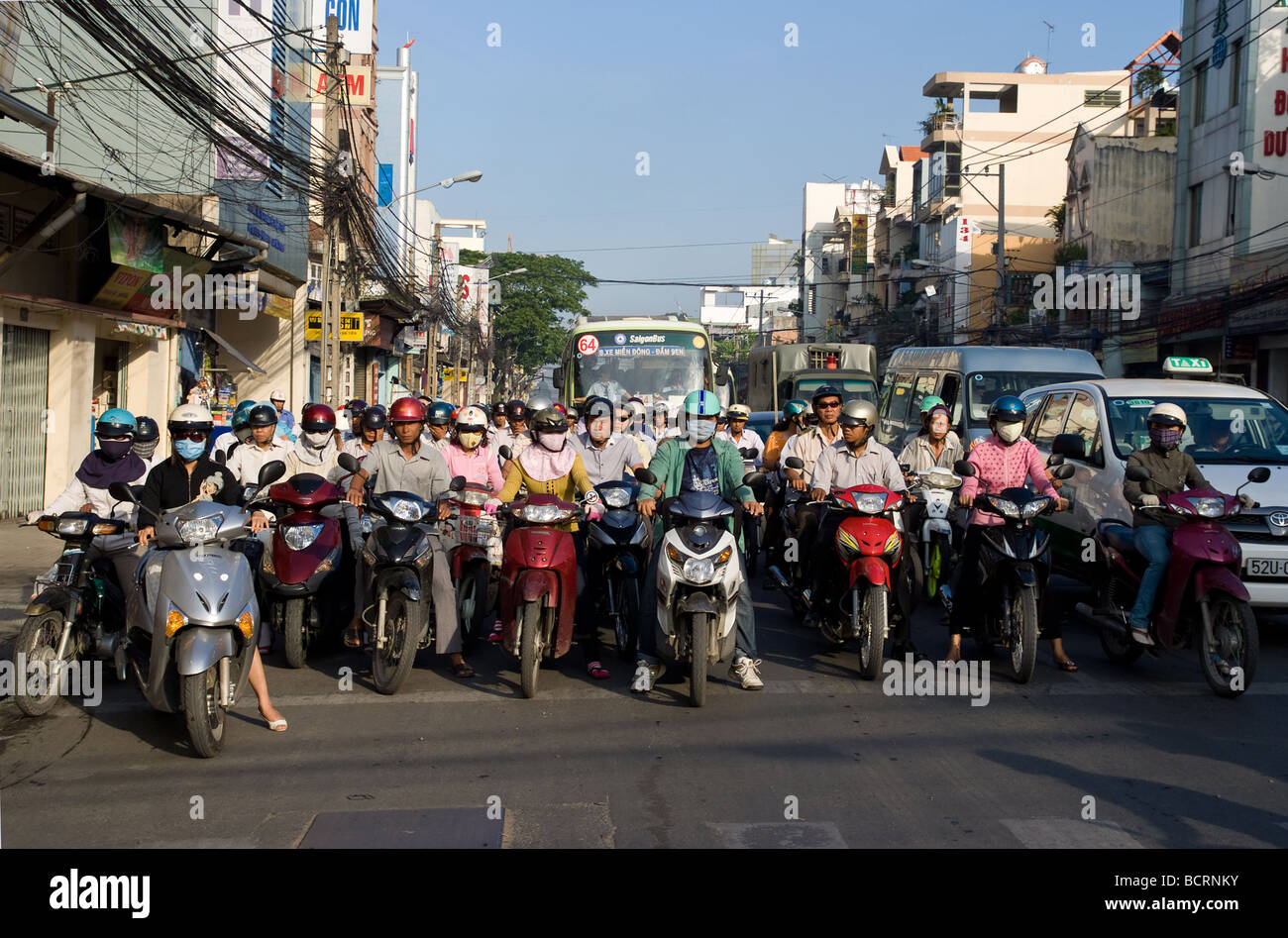 Motorräder warten an einer Ampel in Ho-Chi-Minh-Stadt-Vietnam Stockfoto