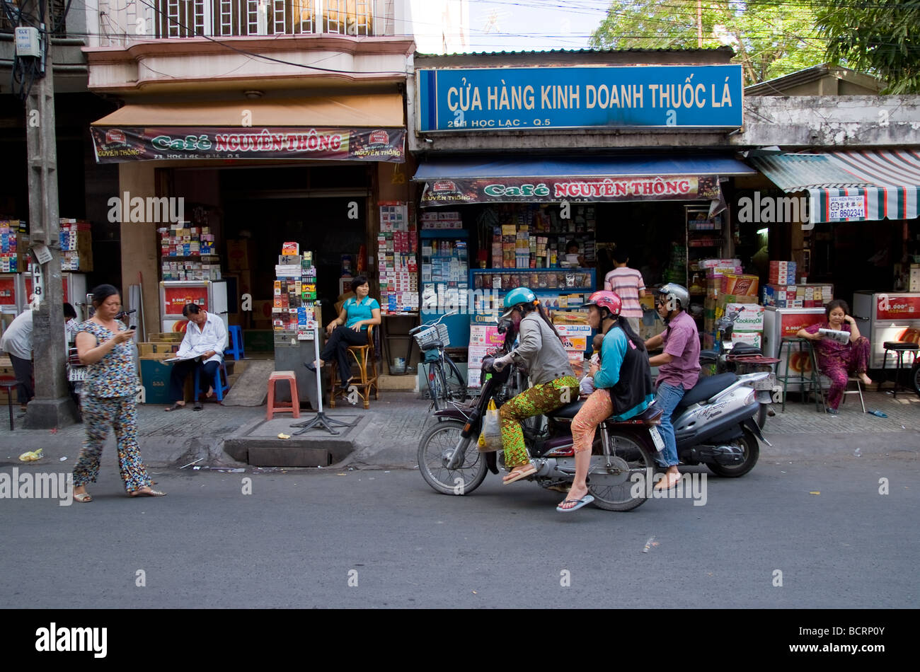 Straßenleben in Hoc Lac Cho Lon der Chinatown von Ho-Chi-Minh-Stadt Läden meist Zigaretten Stockfoto