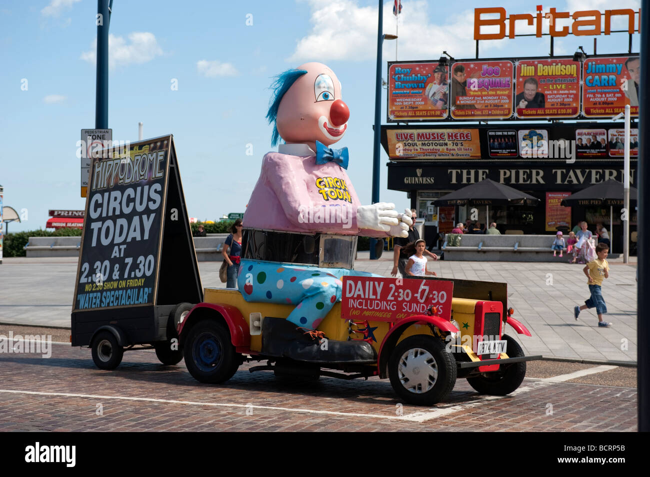 Modifizierte Auto mit Clown, Werbung einen Zirkus. Stockfoto