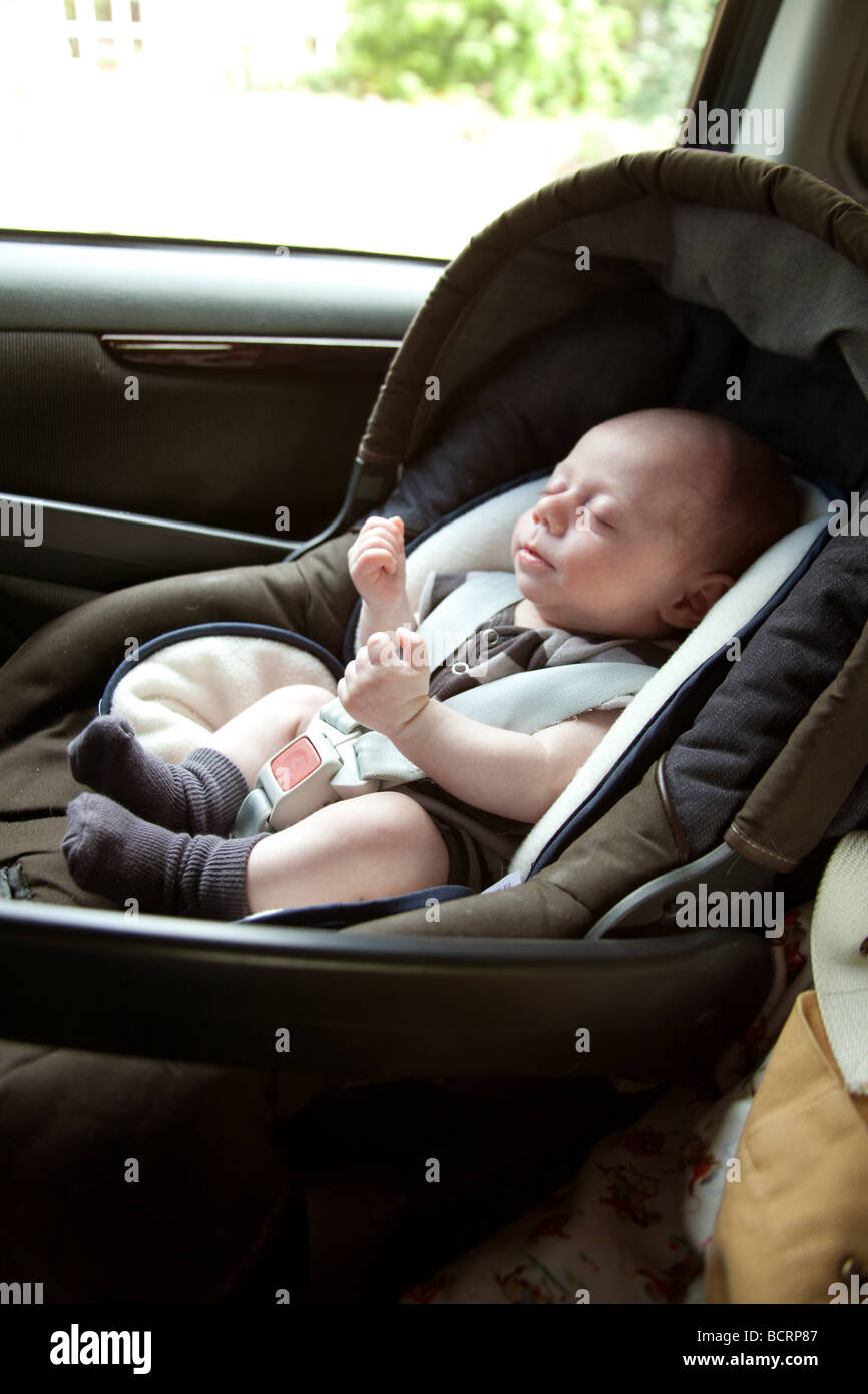 Drei Monate alten Jungen in einem Autositz eingeschlafen. Stockfoto