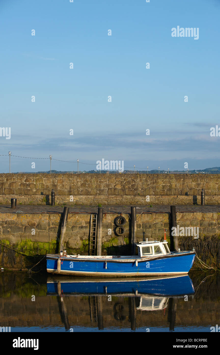 Kleines Fischerboot vor Anker im Hafen von Carrickfergus County Antrim-Nordirland Stockfoto
