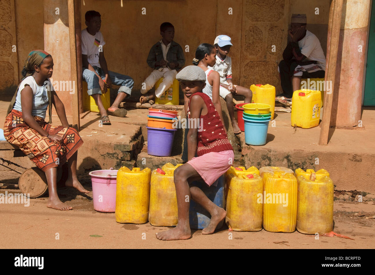 darauf warten, füllen Wasser Krüge in Ambalavao Madagaskar Stockfoto