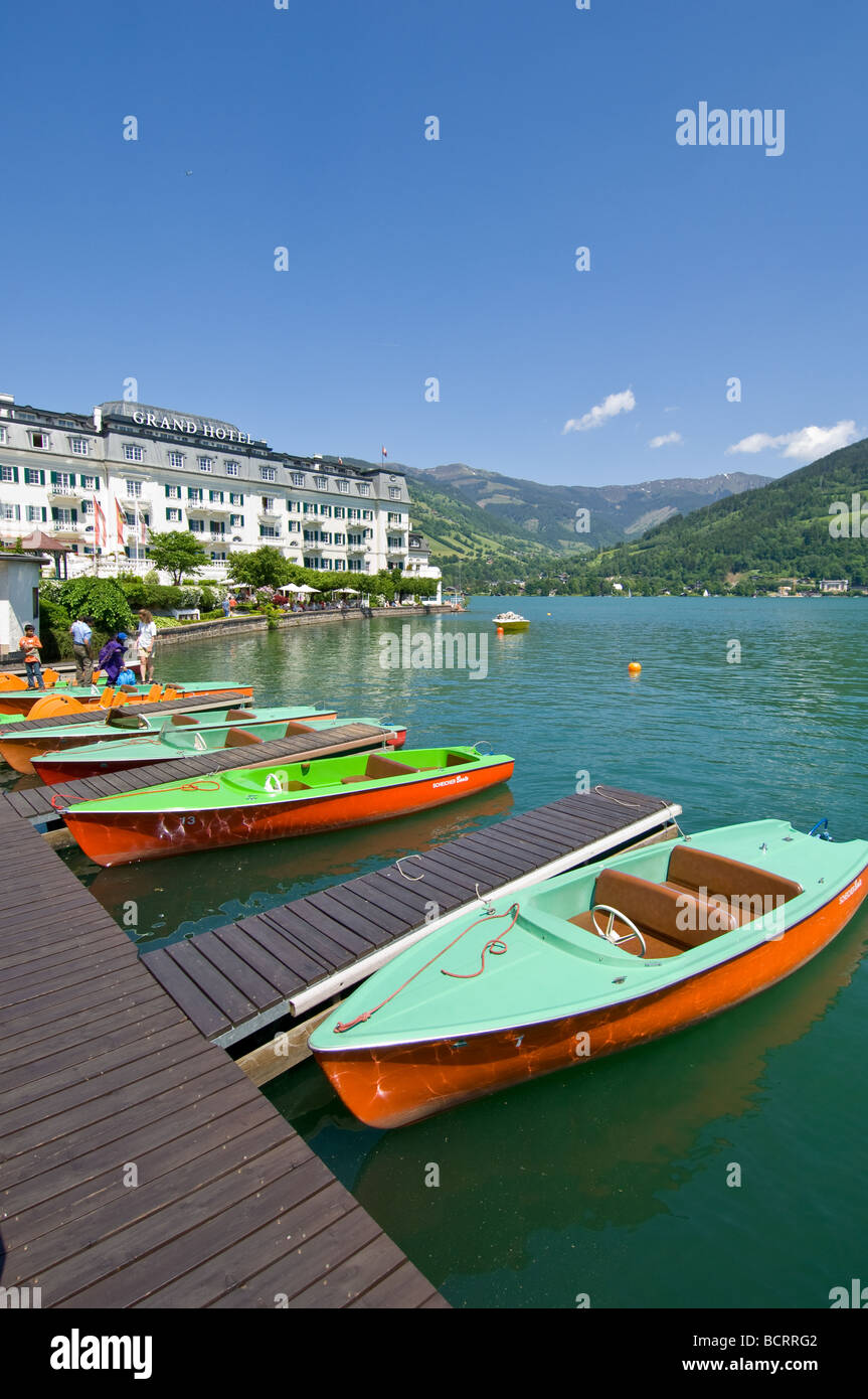 Vergnügen Boote mieten vor dem Grand Hotel Zell am See in Österreich Stockfoto Vergnügen Boote mieten vor dem Grand Hotel Zell am See in Österreich Stockfoto