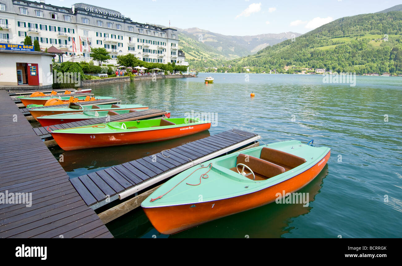 Vergnügen Boote mieten vor dem Grand Hotel Zell am See in Österreich Stockfoto Vergnügen Boote mieten vor dem Grand Hotel Zell am See in Österreich Stockfoto