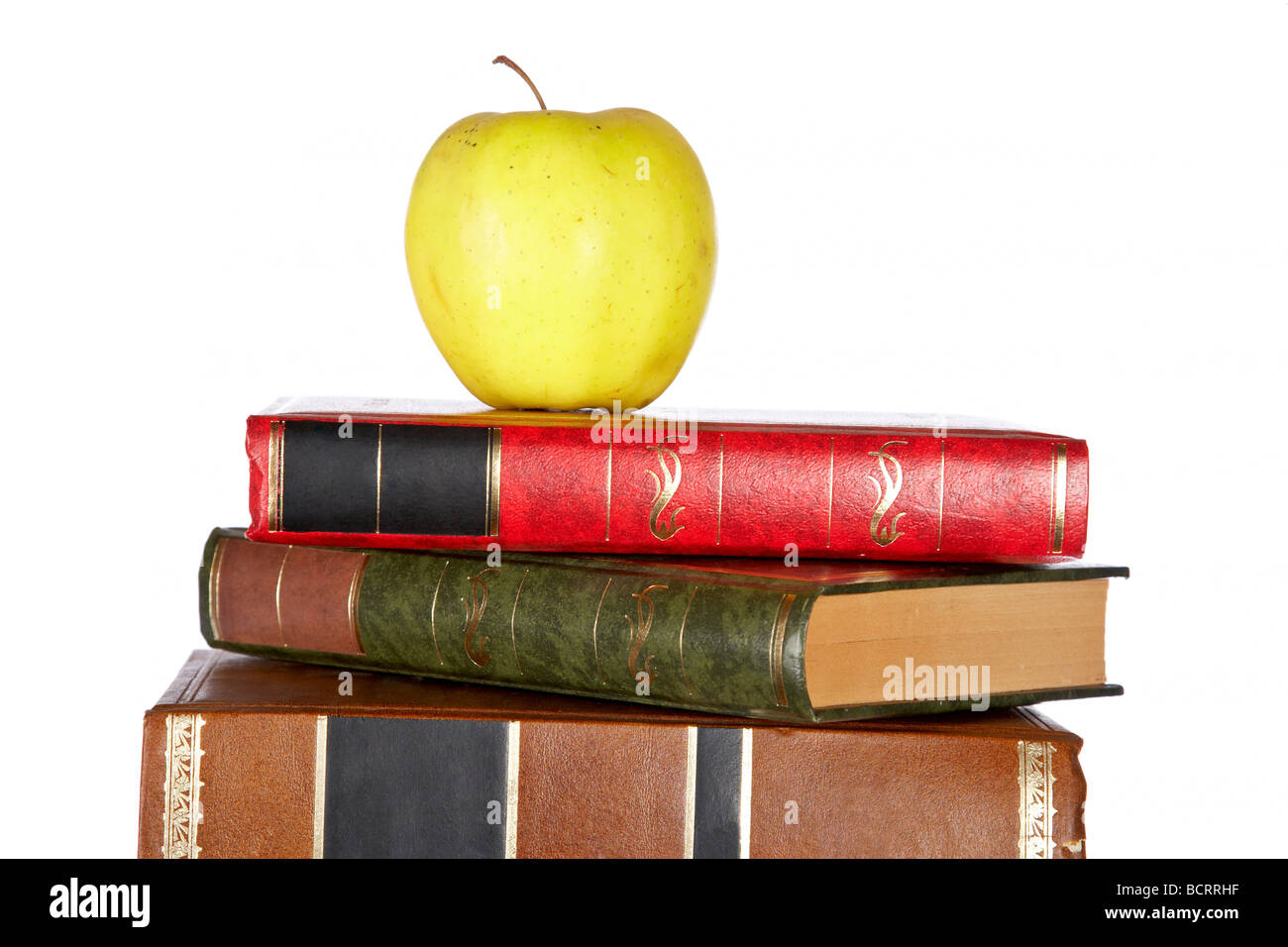 Apfel auf den Stapel Bücher isoliert isoliert auf weißem Hintergrund Stockfoto