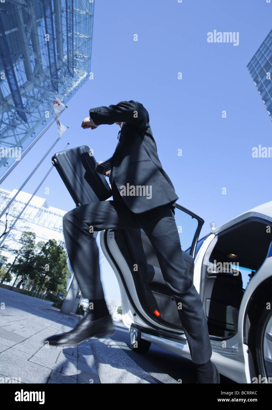 Raus aus dem Taxi Kaufmann Stockfoto