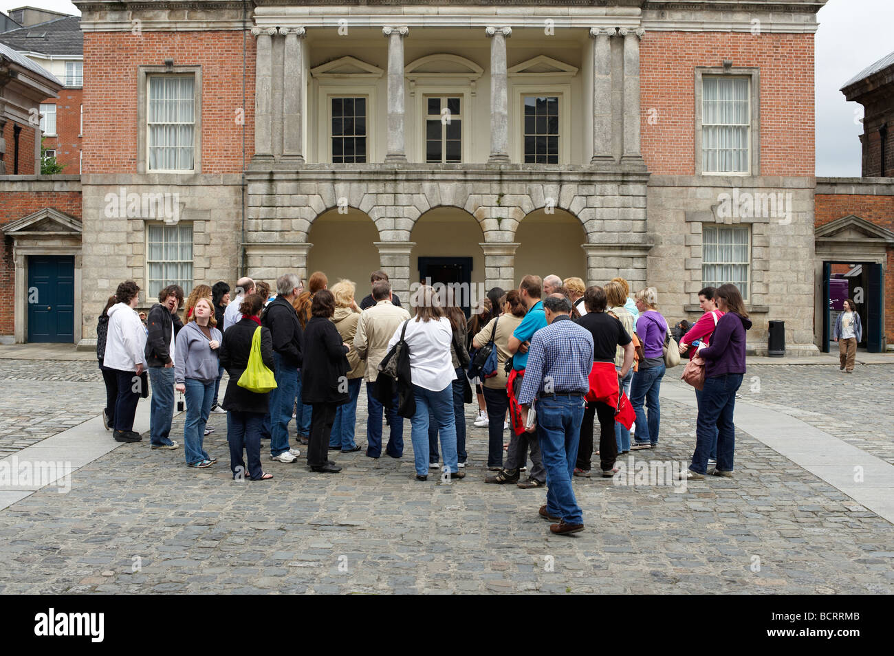 Reisegruppe im Innenhof Schloss von Dublin Irland Stockfoto