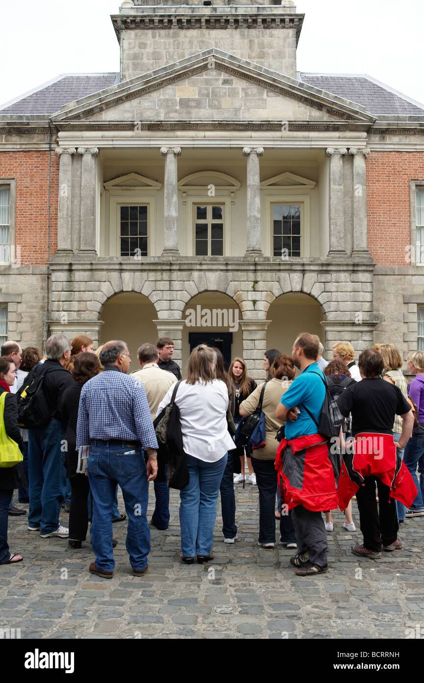 Reisegruppe im Innenhof Schloss von Dublin Irland Stockfoto