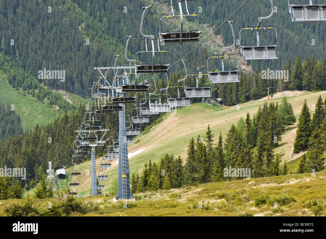 Leer und ungenutzt Himmel Stühle in den österreichischen Alpen im Frühsommer Stockfoto
