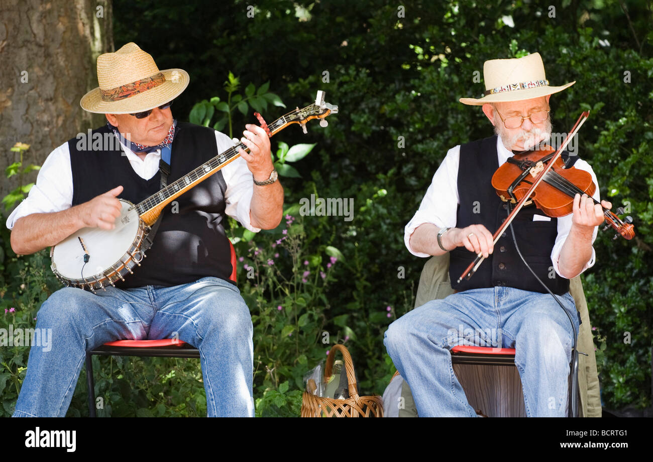 Zwei Musiker, auf Banjo und Geige, spielen für Tep der Appalachian Tänzer Clog Weg' in Washington Old Hall, England, Großbritannien Stockfoto