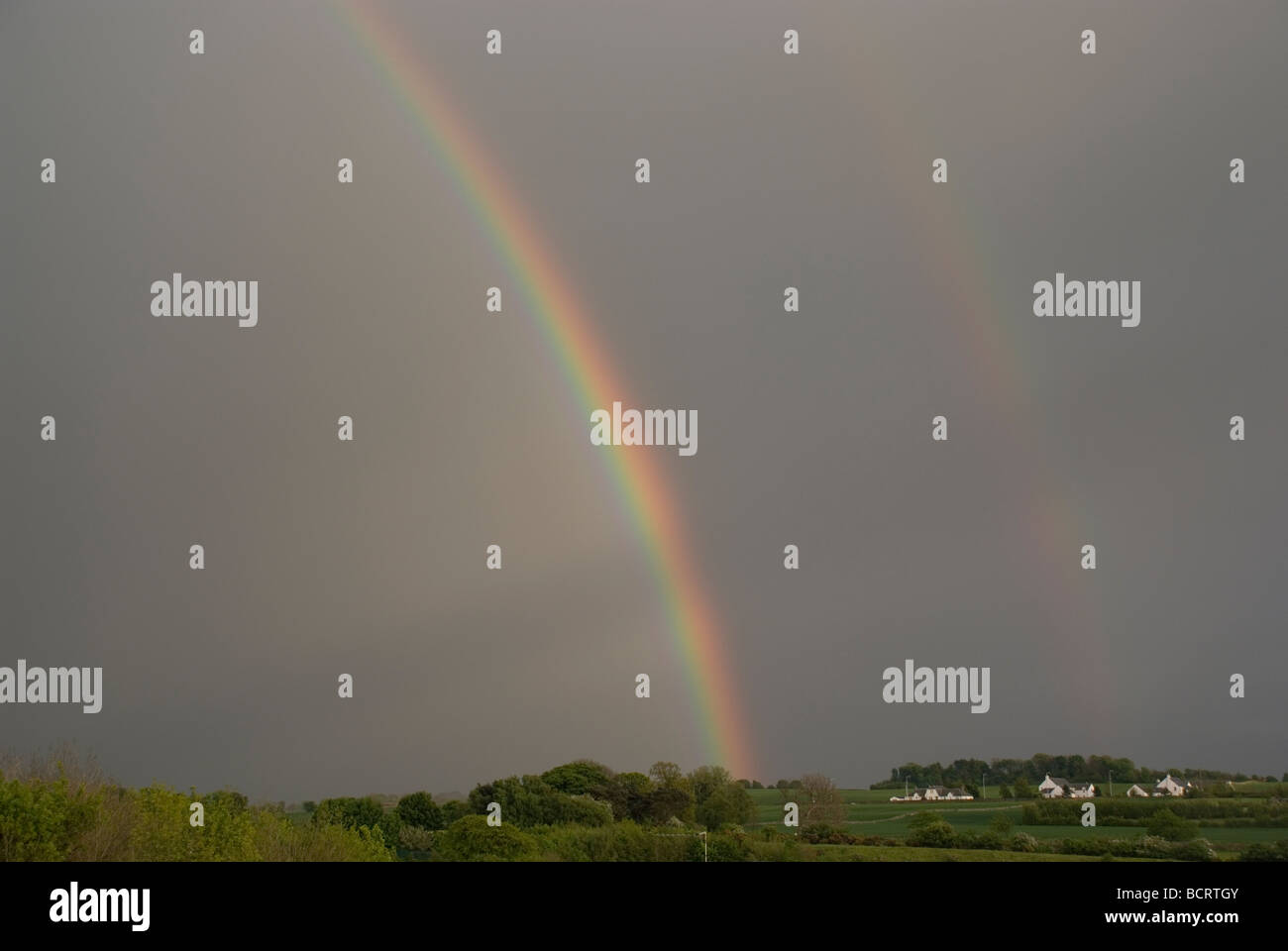 Doppelter Regenbogen über Linlithgow Stockfoto