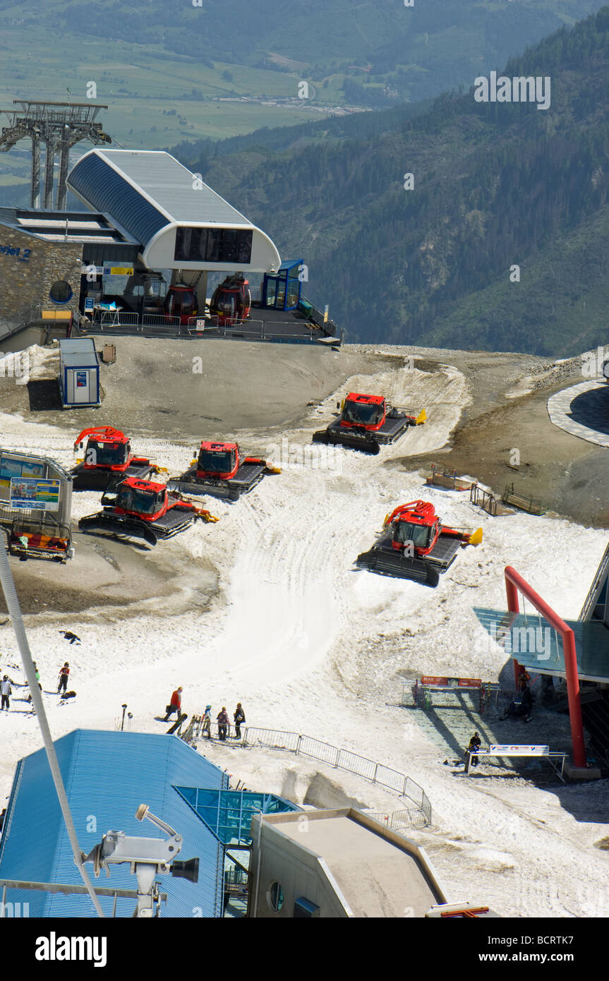 Die Kitzsteinhorn-Ski-Zentrum oder Alpin Center im Frühjahr Schnee schmelzen die beste aus dem Schnee Pflüge überflüssig. Stockfoto