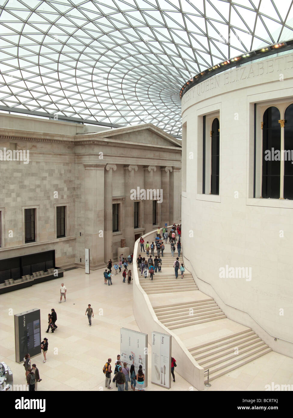 Great Court im British Museum London mit Besuchern Stockfoto