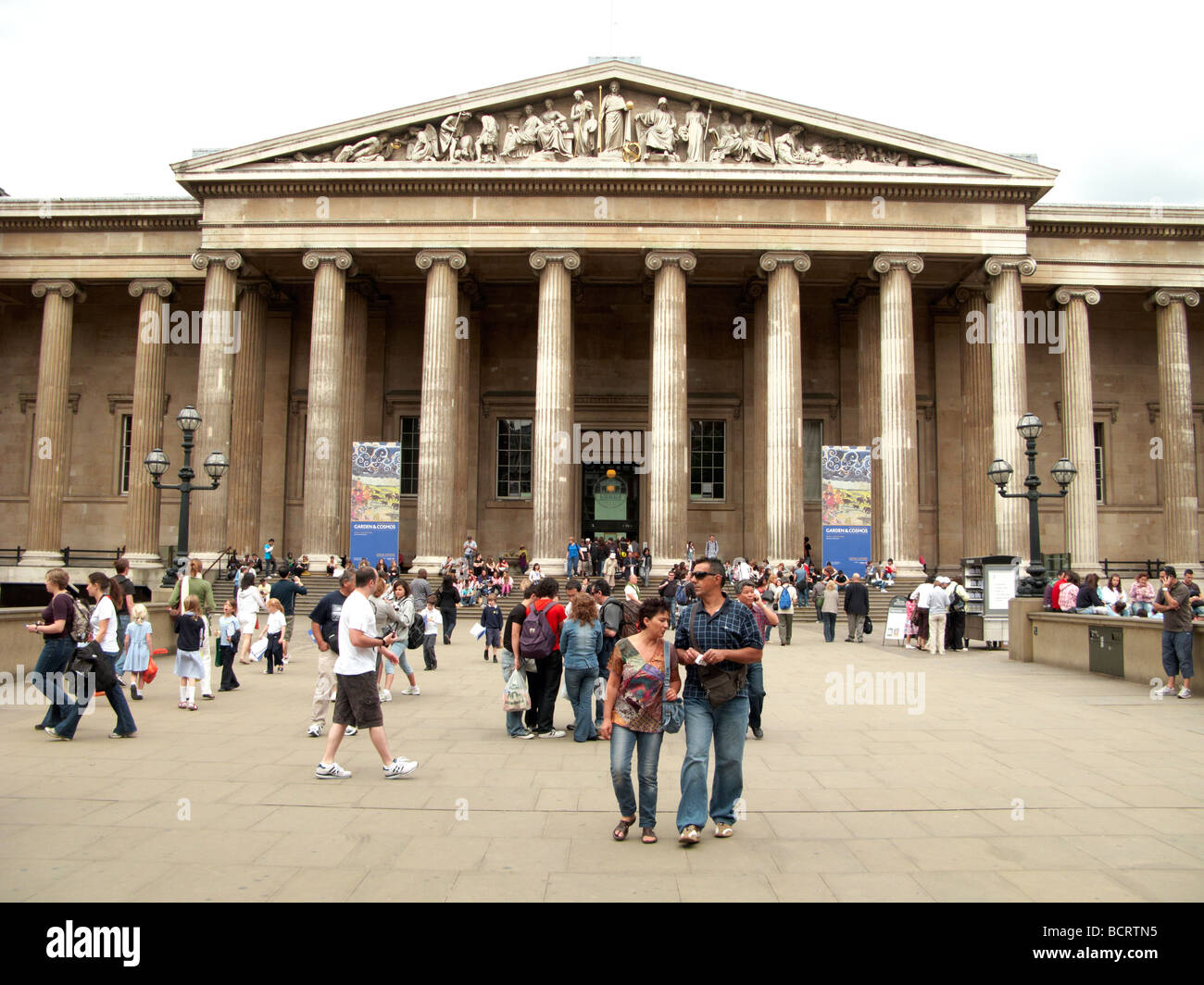 British Museum London mit Besuchern am Haupteingang Stockfoto