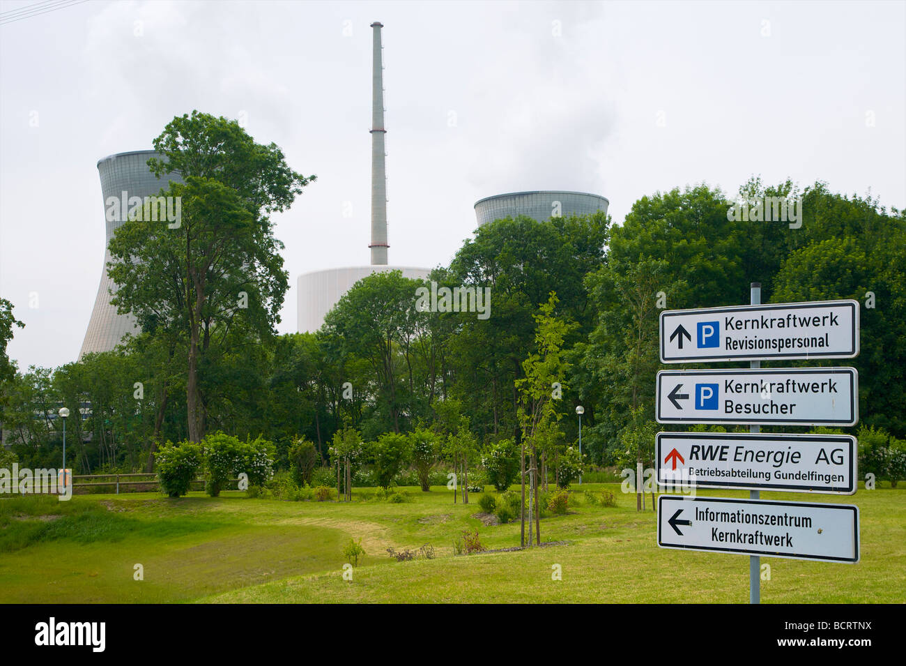 Hinweisschild am Kernkraftwerks Gundremmingen in Bayern, Deutschland. Kernkraftwerk Gundremmingen, Bayern, Deutschland. Stockfoto