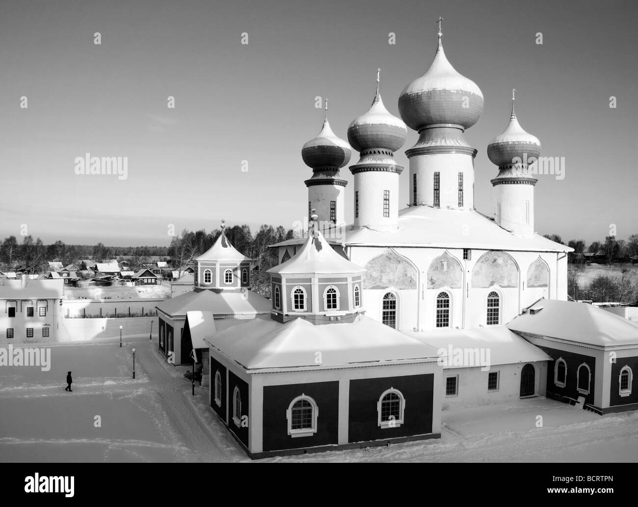 Uspenski-Kathedrale mit der Altstadt Tichwin im Winter, Bogorodichno Uspenskij Kloster, Gebiet Leningrad, Russland Stockfoto