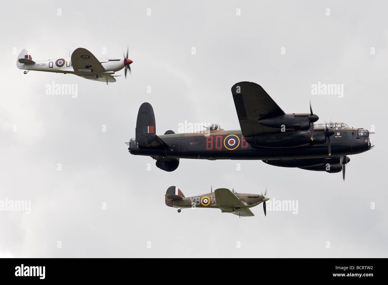 Die Schlacht of Britain Memorial Flight bestehend aus dem 2. Weltkrieg Flugzeuge, Lancaster Bomber, Spitfire und Hurricane. Stockfoto