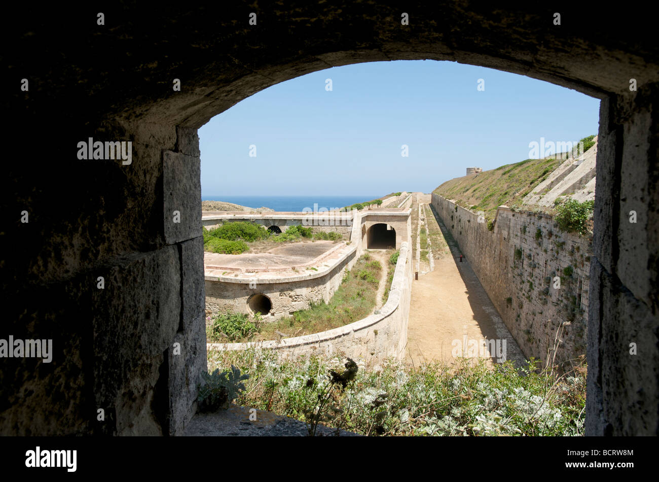 Eine Ansicht des Grabens in der Festung von La Mola auf der Balearen Insel Menorca Stockfoto