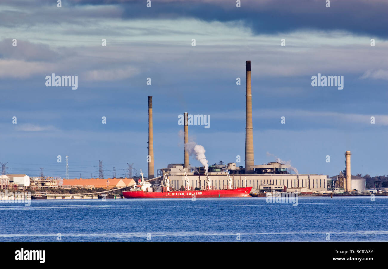 Ein Schiff angedockt an die Alcoa-Tonerde-Raffinerie in Kwinana, Perth, Western Australia Stockfoto