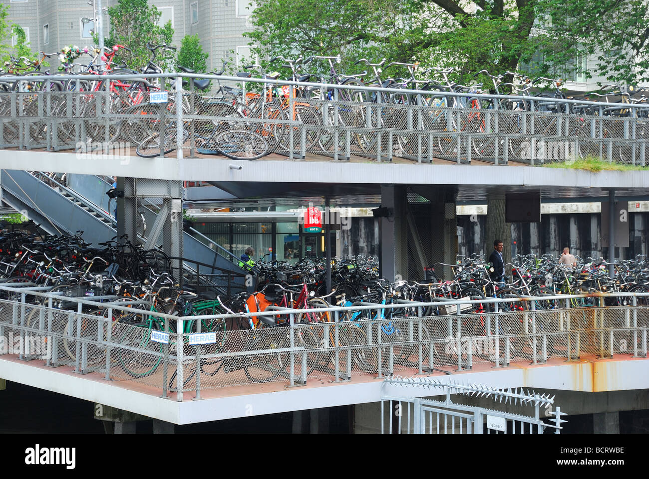 Fahrräder geparkt in Multi-geschossiges Fahrrad Teil in Amsterdam Stockfoto