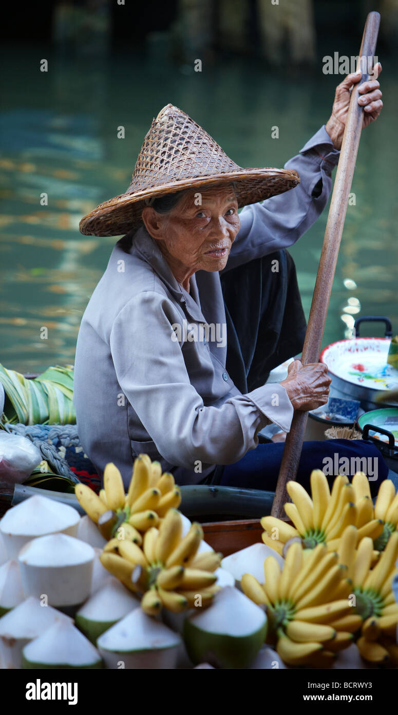ein Mann auf einem Boot zu den schwimmenden Markt in Damnoen Saduak, nr Bangkok, Thailand Stockfoto