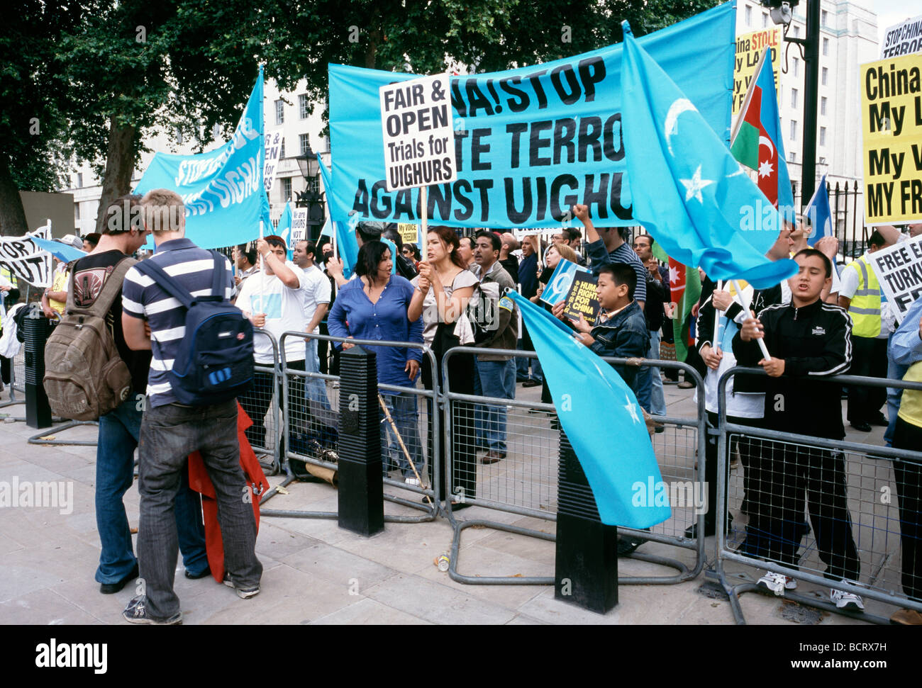 15. Juli 2009 - uigurische Demonstranten gegenüber Downing Street Nr. 10 in London. Stockfoto