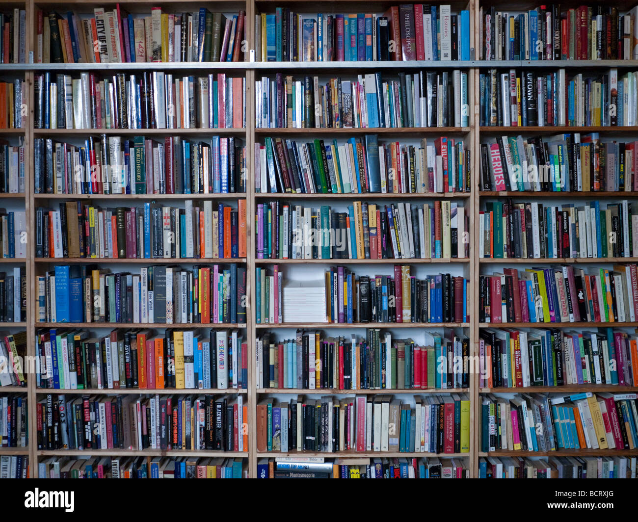 Bücherreihen in traditionellen Antiquariat in Berlin Stockfoto