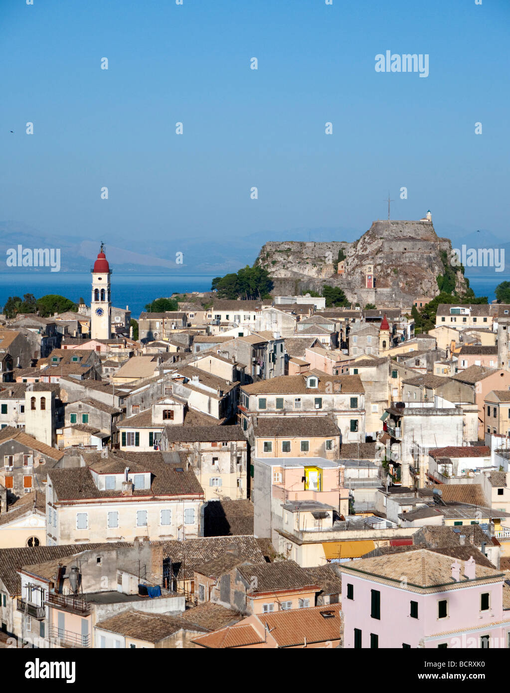 Blick über die historische alte Kerkyra in Richtung des alten Schlosses auf der Insel Korfu in Griechenland Stockfoto