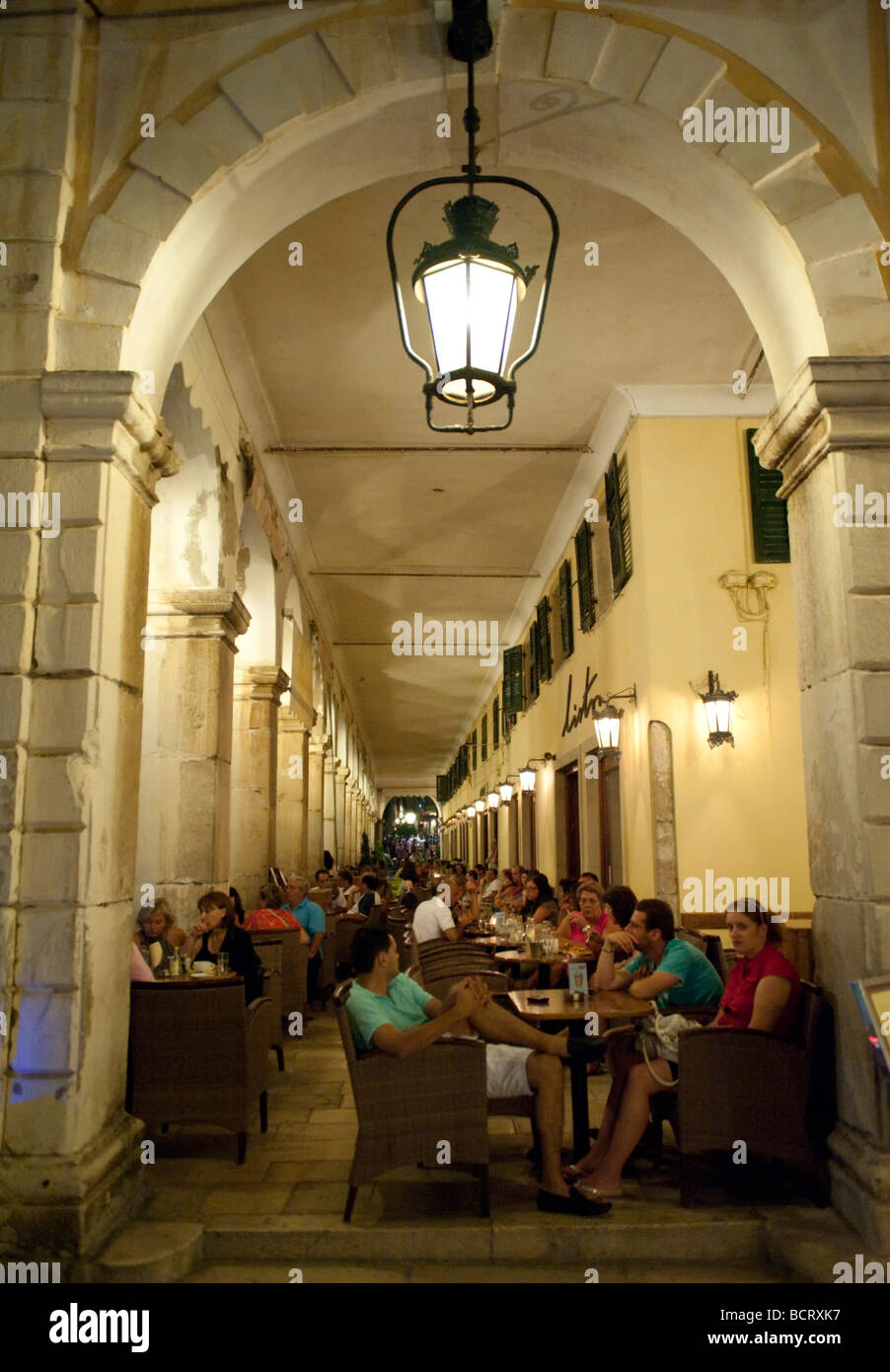 Nachtansicht von Bars und Cafés auf der berühmten Liston im zentralen Kerkyra auf Korfu in Griechenland Stockfoto