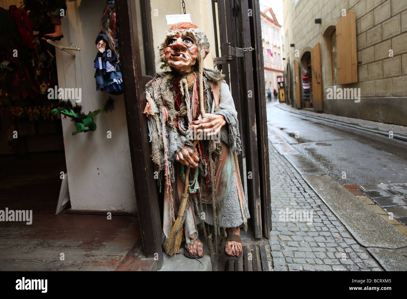 eine Marionette eines alten Mannes vor einem Geschäft in Prag Tschechische Republik Stockfoto