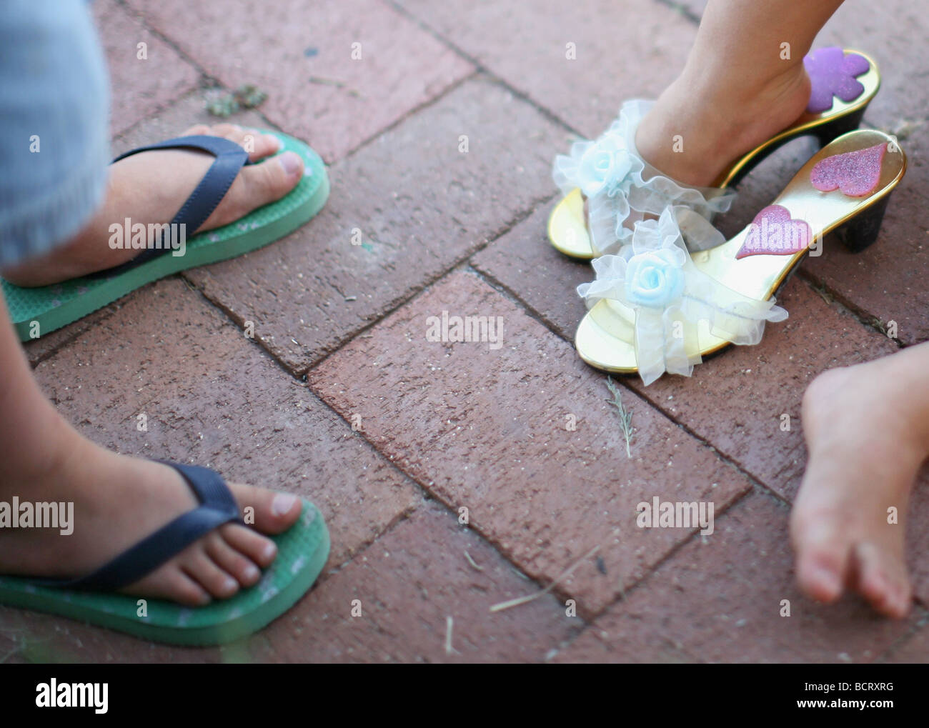 Geringen Teil zwei Kinder tragen Pantoffeln und Sandalen Stockfoto