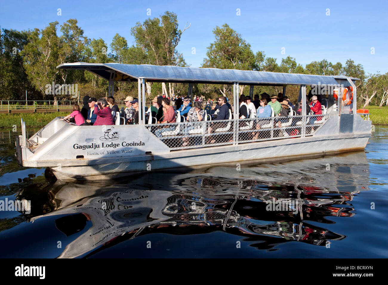 Ein Tourist cruise Boot am Yellow Water in Kakadu National Park, Australien Stockfoto