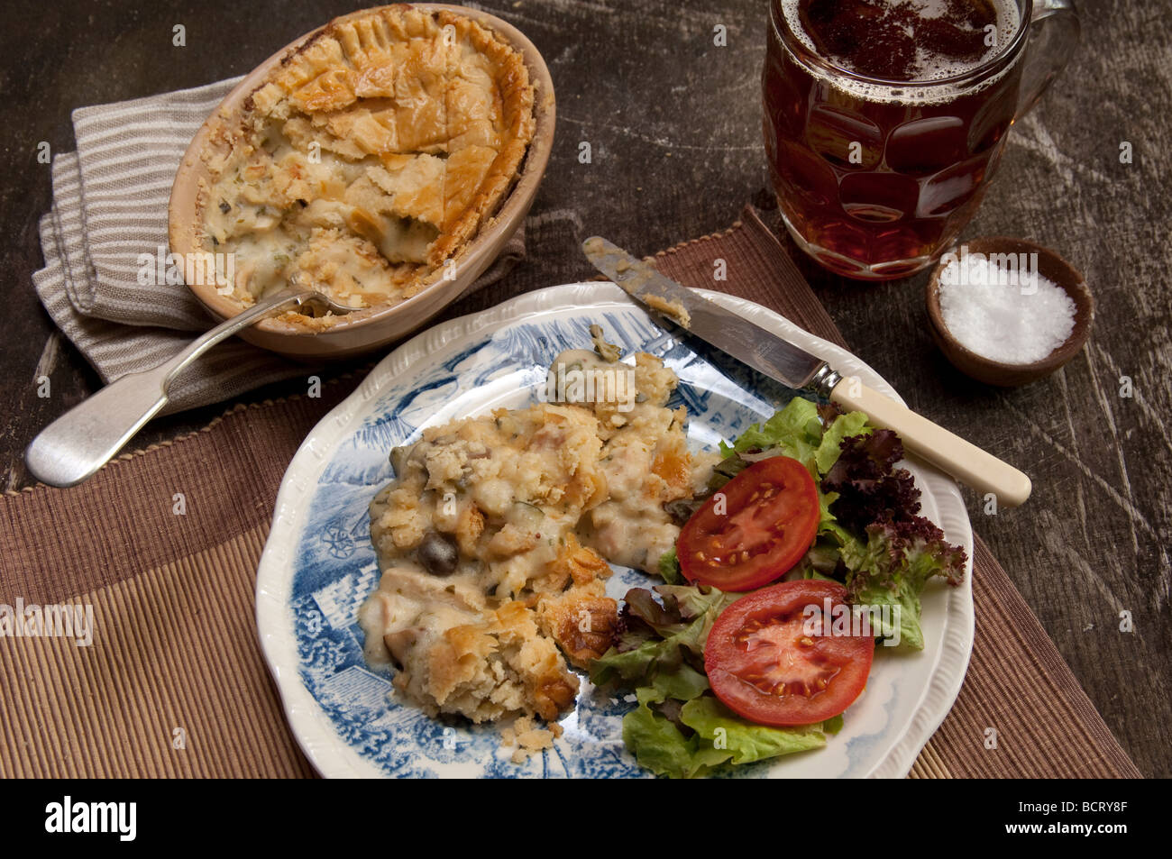 Hähnchen Sie-Waldpilz und Salbei Pie mit Gans Fett Gebäck Stockfoto