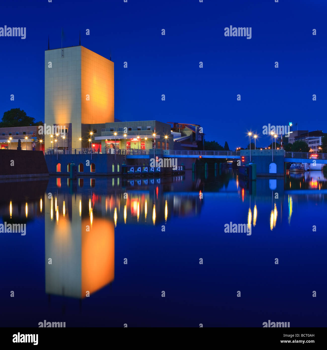 Groninger Museum in der blauen Stunde Groningen Niederlande Stockfoto