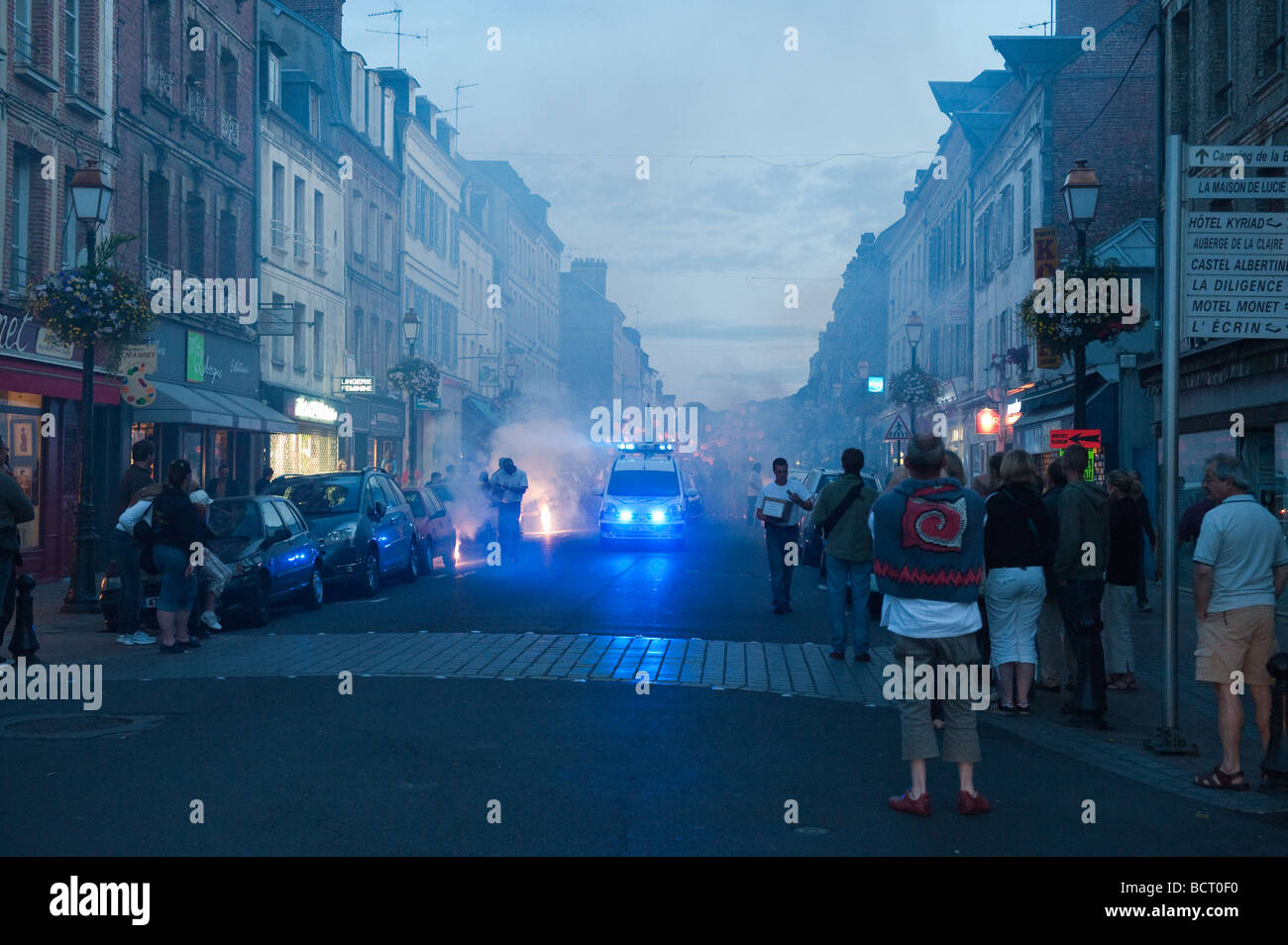 Late-Night-Party der Bastille Day in den Straßen von Honfleur, Frankreich Stockfoto