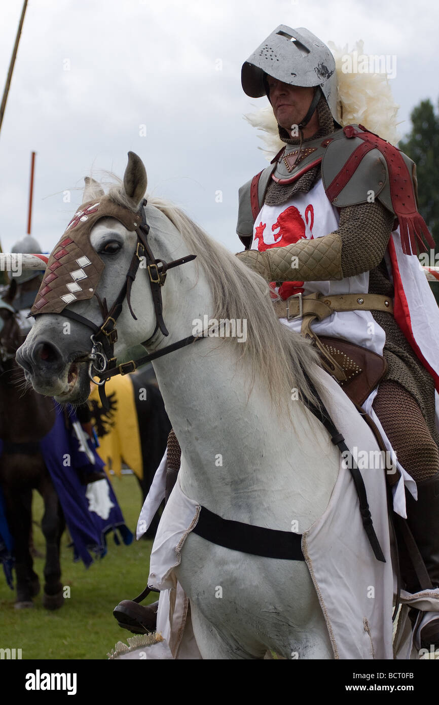 Turnier Riter weißer Ritter Turnier mittelalterlichen Ritterturniere Berg Pferd ...