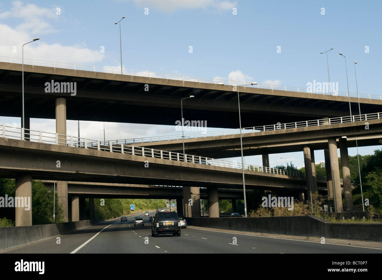 Vereinigtes Königreich, ENGLAND, 12. Juli 2009. Die Kreuzung der Autobahnen M25 und M23 in Südengland. Stockfoto