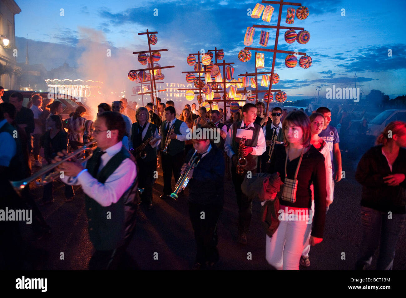 Late-Night-Party der Bastille Day in den Straßen von Honfleur, Frankreich Stockfoto